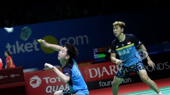 Pebulu tangkis ganda putra Indonesia Marcus Gideon dan Kevin Sanjaya saat bertanding melawan pebulu tangkis ganda putra Jepang Takuto Inoue dan Yuki Kaneko dalam babak pertama Blibli Indonesia Open 2019 di Istora Senayan, GBK, Jakarta, Selasa (16/7). [Suara.com/Arief Hermawan P]