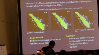 Pengunjung mengamati gambar hasil rekaman penginderaan jauh milik Lembaga Penerbangan dan Antariksa Nasional (Lapan) saat penyelenggaraan Seminar Nasional Penginderaan Jauh di Depok, Jawa Barat, Rabu (17/7).[Suara.com/Arief Hermawan P]
