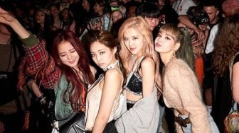 Cara Menarik Perhatian Member BLACKPINK, Termasuk Gaya Rambut Berantakan