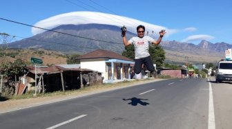 Cantik Banget! Fenomena Topi Awan Putih Gunung Rinjani Jadi Ajang Swafoto