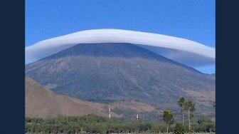 Fenomena Unik, Gunung Rinjani Bertopi Putih Gemparkan Dunia Maya