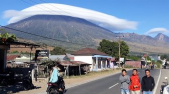 Fenomena Gunung Rinjani Bertopi Dikaitkan Dengan Gempa, BMKG: Hanya Rumor