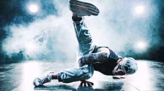 Satpam Ikutan Bottle Cap Challenge ala Break Dance, Endingnya Bikin Ngakak