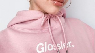 Merek Skincare Glossier Bikin Pakaian, Seperti Apa?