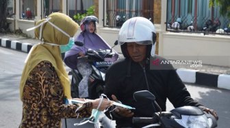 Kabut Asap Mulai Hantui Warga, Dinkes Aceh Barat Bagikan Ribuan Masker