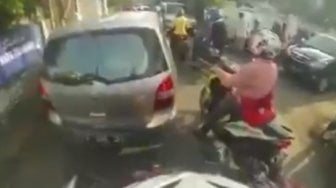 Berebut Jalan dengan Pria, Pemotor Wanita: Berani Lawan, Pakai Rok Lu!