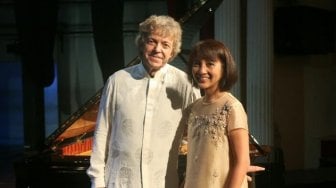Keren! Duo Pianis Prancis Ini Tampilkan Musik Tradisional Jawa