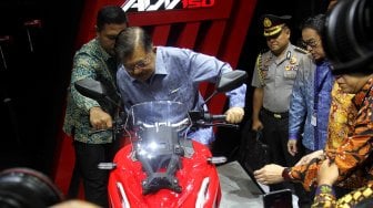 Wakil Presiden Jusuf Kalla mencoba salah satu sepeda motor yang dipamerkan dalam Gaikindo Indonesia International Auto Show (GIIAS) 2019 di ICE BSD, Tangerang, Banten (18/7). [Suara.com/Arief Hermawan P]