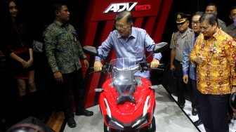 Wakil Presiden Jusuf Kalla mencoba salah satu sepeda motor yang dipamerkan dalam Gaikindo Indonesia International Auto Show (GIIAS) 2019 di ICE BSD, Tangerang, Banten (18/7). [Suara.com/Arief Hermawan P]