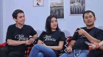 Sutradara Hanung bramantyo dan pemain film Mawar De Jongh, Jerome Kurniawan berpose saat berkunjung ke kantor Redaksi Suara.com, Jakarta, Kamis (18/7). [Suara.com/Muhaimin A Untung]