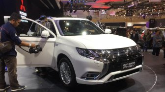 Mitsubishi Hadirkan Keunggulan bagi Outlander PHEV dan Pajero Sport Black