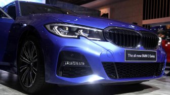 Tampilan BMW 330 i M Sport yang merupakan All New BMW Seri 3 saat dipamerkan di ICE BSD, Serpong, Banten, Kamis (18/7). [Suara.com/Arief Hermawan P]