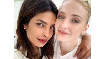 Ini Gaya Priyanka Chopra dan Sophie Turner Pakai Piyama Victoria Beckham