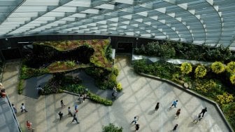 Duh, Ibu Ini Biarkan Anaknya Kencing Sembarangan di Gardens by the Bay