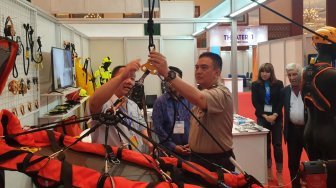 Kepala Divisi Humas Mabes Polri Irjen. Pol. Muhammad Iqbal (tegah) didampingi Managing Director PT Napindo Media Ashatama Arya Seta Wiriadipoera (batik biru) saat melakukan kunjungan salah satu stan berisi produk rescue & safety di perhelatan akbar pameran teknologi industri keamanan terbesar dan terlengkap di Indonesia, Indo Security 2019 Expo & Forum di Jakarta Convention Center, Jakarta, Kamis (19/7). [Suara.com/oke atmaja]
