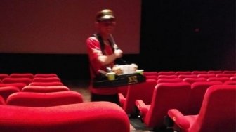Sering Di-bully, Pria Ini Tetap Kerja Jadi Pramusaji Bioskop dengan Bangga