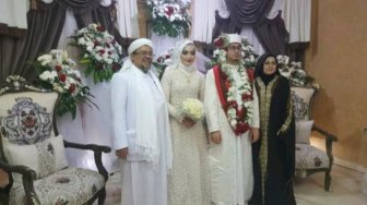 Bahagianya Habib Rizieq Nikahkan Sang Putri di Mekkah