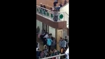 Tak Sanggup Bayar Uang Kuliah, Sambil Menangis Zuhri Tarik Tangan Anaknya