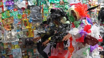 Monster plastik di kawasan Pelabuhan Barang Sunda Kelapa, Jakarta, Sabtu (20/7).  [Suara.com/Arief Hermawan p]