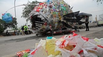 Monster plastik di kawasan Pelabuhan Barang Sunda Kelapa, Jakarta, Sabtu (20/7).  [Suara.com/Arief Hermawan p]