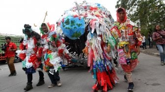 Monster plastik di kawasan Pelabuhan Barang Sunda Kelapa, Jakarta, Sabtu (20/7).  [Suara.com/Arief Hermawan p]