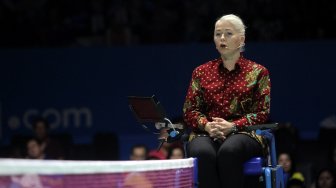 Penampilan Wasit asal Estonia Iris Metspalu saat memimpin pertandingan semifinal Indonesia Open 2019 antara Mohammad Ahsan-Hendra Setiawan melawan Takuro Hoki/Yugo Kobayashi di Istora Senayan, Jakarta, Sabtu (20/7). [Suara.com/Arief Hermawan P]