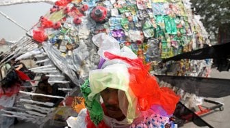 Monster plastik di kawasan Pelabuhan Barang Sunda Kelapa, Jakarta, Sabtu (20/7).  [Suara.com/Arief Hermawan p]