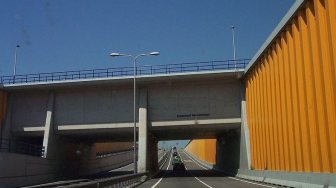 Suasana bawah jembatan Veluwemeer Aqueduct. (Wikimedia Commons Stahlkocher)