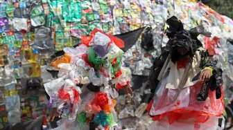 Monster plastik di kawasan Pelabuhan Barang Sunda Kelapa, Jakarta, Sabtu (20/7).  [Suara.com/Arief Hermawan p]