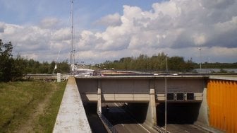 Suasana bawah jembatan Veluwemeer Aqueduct. (Wikimedia Commons Apdency)