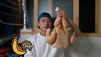 Lagi Hits di Korea, Bentuk Topi Ayam Ini Malah Rawan Bikin Lapar