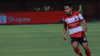 Video: Bikin Gol Indah Saat Lawan Arema, Andik Cium Tangan Ibunya Usai Laga