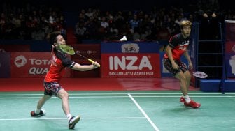 Pasangan Marcus Gideon-Kevin Sanjaya bertanding melawan duet Mohammad Ahsan-Hendra Setiawan dalam babak final ganda putra Blibli Indonesia Open 2019 di Istora Senayan, Gelora Bung Karno, Jakarta, Minggu (21/7). [Suara.com/Arief Hermawan P]