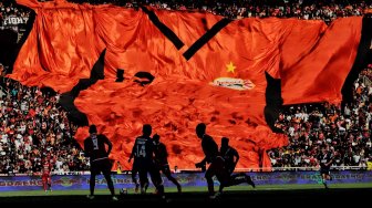 Suasana Pesepak bola Persija Jakarta berusaha menghalau bola dari dengan pesepak bola PSM Makassar dalam pertandingan Final Piala Indonesia 2018-2019 leg pertama di Stadion Utama Gelora Bung Karno (GBK), Senayan, Jakarta, Minggu (21/7). [Suara.com/Muhaimin A Untung]