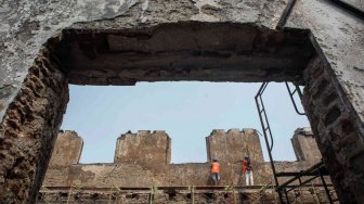 Pekerja menyelesaikan proyek Konservasi Museum Bahari di Penjaringan, Jakarta, Senin (22/7). ANTARA FOTO/Aprillio Akbar