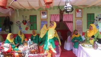 Warga menikmati perayaan Lebaran Betawi ke-12 tahun 2019 di Lapangan Silang Monumen Nasional (Monas), Jakarta, Minggu (21/7). [Suara.com/Muhaimin A Untung]