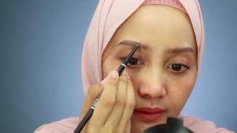 Tetap Cantik, Ini Tips Makeup Kilat Emak-emak yang Repot Ngurus Anak