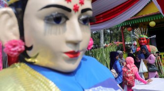 Warga menikmati perayaan Lebaran Betawi ke-12 tahun 2019 di Lapangan Silang Monumen Nasional (Monas), Jakarta, Minggu (21/7). [Suara.com/Muhaimin A Untung]