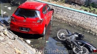 Gugup Bawa Mobil Matic, Nenek Tutik Hantam Motor lalu Nyebur ke Kali