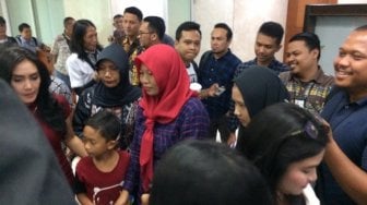 Ajak Anak ke DPR, Baiq Nuril Harapkan Amnesti jadi Kado Buah Hatinya