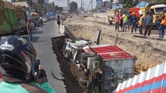 Detik-detik Kendaraan Terperosok di Proyek Underpass Kentungan, Yogyakarta