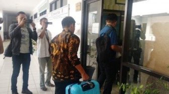 KPK Geledah Kantor Dinas LHK Kepri, Kadis Nilwan Tak Ada di Lokasi