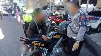 Pasang Stiker "Teman Polisi" di Motor, Orang Ini Malah Diciduk Petugas