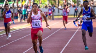 Pelari Indonesia Adith Richi Pradana (tengah) memacu kecepatannya pada final Lari Estafet 4x100 meter Putra Atletik ASEAN Schools Games ke-11 Tahun 2019 di GOR Tri Lomba Juang, Semarang, Jawa Tengah, Senin (22/7). ANTARA FOTO/Aji Styawan