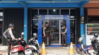 KPK Geledah Kantor Dishub Kepri, Polisi Bersenjata Ikut Mengawal