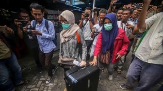 Penyidik KPK membawa koper yang berisikan dokumen usai melakukan penggeledahan di kantor Dinas Perhubungan Provinsi Kepulauan Riau di Tanjungpinang, Kepulauan Riau, Selasa (23/7). ANTARA FOTO/Andri Mediansyah