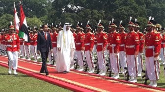 Presiden Joko Widodo berjalan bersama Putra Mahkota Abu Dhabi/Wakil Panglima Tertinggi Angkatan Bersenjata Uni Emirat Arab Sheikh Mohamed Bin Zayed Al Nahyan (kanan) saat kunjungan kenegaraan di Istana Bogor, Jawa Barat, Kamis (24/7). [Suara.com/Ummy Hadyah Saleh]