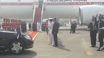 Presiden Jokowi Sambut Putra Mahkota Abu Dhabi saat Tiba di Indonesia