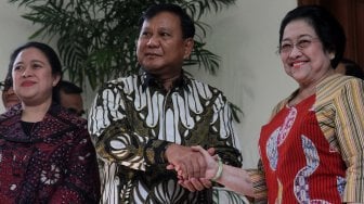 Ketua Umum PDIP Megawati Soekarnoputri menerima Ketua Umum Partai Gerindra Prabowo Subianto di kediamannya di kawasan Menteng, Jakarta, Rabu (24/7).[Suara.com/Arief Hermawan P]