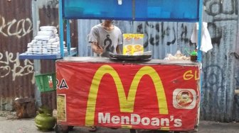 Kreatif! Penjual Mendoan Ini Perkenalkan McDonald's dengan Kearifan Lokal